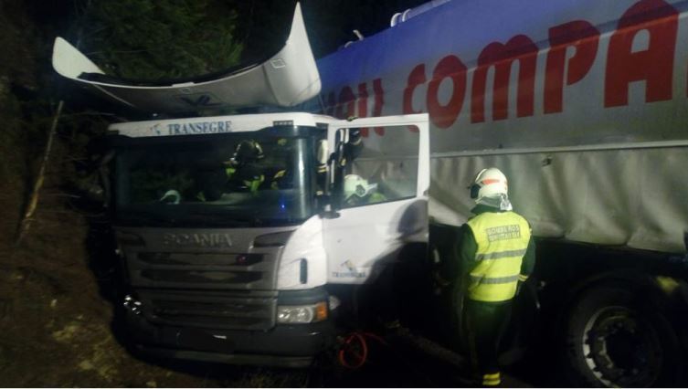 Imagen del camión accidentado