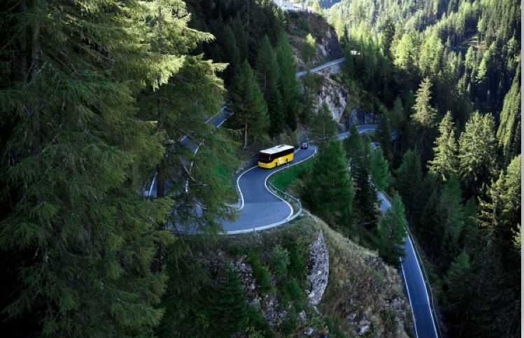 Imagen de un autobús Scania por una carretera de los Alpes