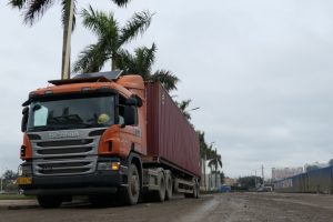  /></p><p>Los conductores pueden identificar e informar fácilmente desviaciones tales como niveles de stock demasiado bajos o bloqueos de carreteras a través de una aplicación desarrollada por Lots.   Esto a su vez activa una luz de andon en la torre de control, lo que permite un seguimiento en tiempo real y una mejora a lo largo del flujo.</p><p>Lots significa Lean Optimized Transport System, y Lots Guangxi aplica Lean a sus operaciones de logística.   La digitalización facilita la identificación de cuellos de botella en los flujos y analiza la utilización de la capacidad de carga, los tiempos de espera, las principales variaciones en las asignaciones de transporte y el cumplimiento de la legislación.Necesidad de los mejores conductores</p><p>«Estamos utilizando una aplicación móvil de redes sociales chinas en la mayoría de nuestras comunicaciones, incluidas las reuniones de pulso diarias con nuestro propio personal y el cliente.   También contamos con un gran apoyo del equipo de diseño digital de Lots, que nos ayuda a desarrollar nuevas herramientas que podemos usar para mejoras continuas en el flujo logístico «, explica Magnus Lindholm.</p><p><strong>Otra clave para una logística más eficiente son los controladores.</strong></p><p>«Nos aseguramos de tener los mejores conductores en China para tener éxito en nuestras operaciones aquí en Guangxi.   Y nos aseguramos de que reciban el mejor entrenamiento, que siempre tengan suficiente descanso entre los turnos para que estén listos para una conducción segura «.</p><p>Uno de estos conductores es Wu Wenquan, quien ha conducido 19 meses en esta operación.   Su trabajo es transportar contenedores con pulpa y papel entre el molino y el puerto de Tieshangang.</p><p>«Soy de una familia de agricultores en esta área, pero he conducido camiones durante 22 años.   Me encanta conducir y mi sueño es ser un excelente conductor.   Elegí trabajar en las operaciones de Lotes porque tienen una buena administración, un salario razonable y muy buen bienestar y seguro «.</p><p><strong>Una herramienta para China</strong></p><p>Las operaciones de lotes en Guangxi despiertan gran interés entre otros operadores y agencias gubernamentales en China.   El país tiene un exceso de capacidad en lo que respecta al transporte y muchos vehículos están infrautilizados, con una economía de transporte deficiente como resultado, explica Mats Harborn, presidente de Lots Guangxi.</p><p>«Si podemos utilizar el concepto de Lotes en China de manera más amplia, creo que será una herramienta muy importante para Scania en China, pero también para que la industria del transporte chino haga las mejoras necesarias que también el Ministerio de Transporte y otros Ministerios chinos tienen dijeron que realmente querían poner en realidad «, dice Harborn.</p><p> </p><p><iframe data-lazyloaded=