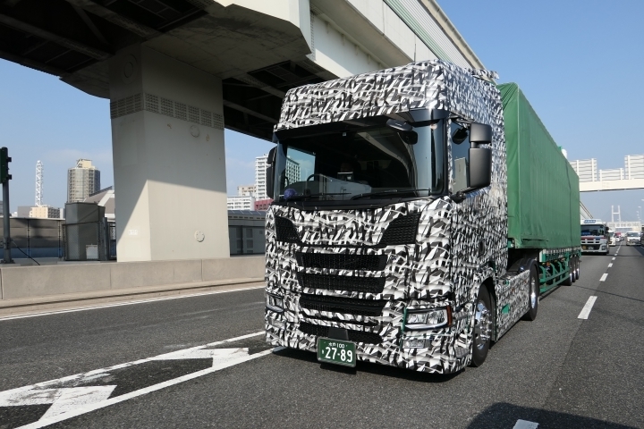 La primera generación de camiones Scania fuera de Europa opera en entornos japoneses densos y urbanos.