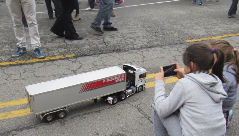 Una de las miniaturas a escala de Scania