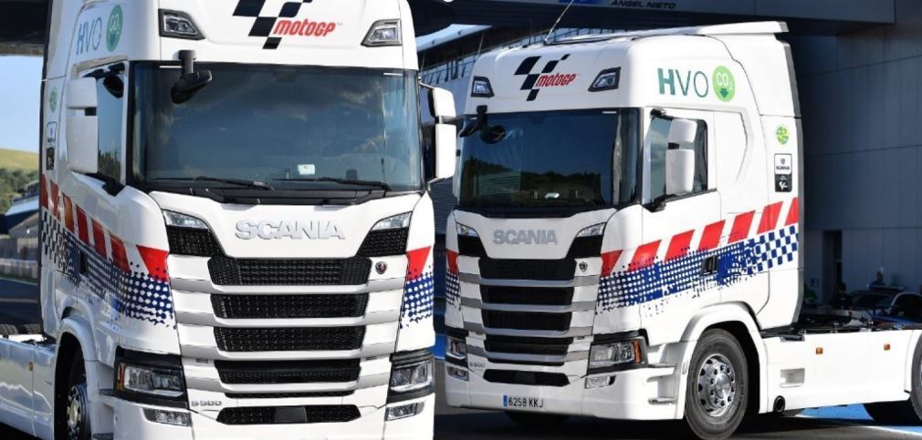 Imagen de los dos Scanias para Moto GP