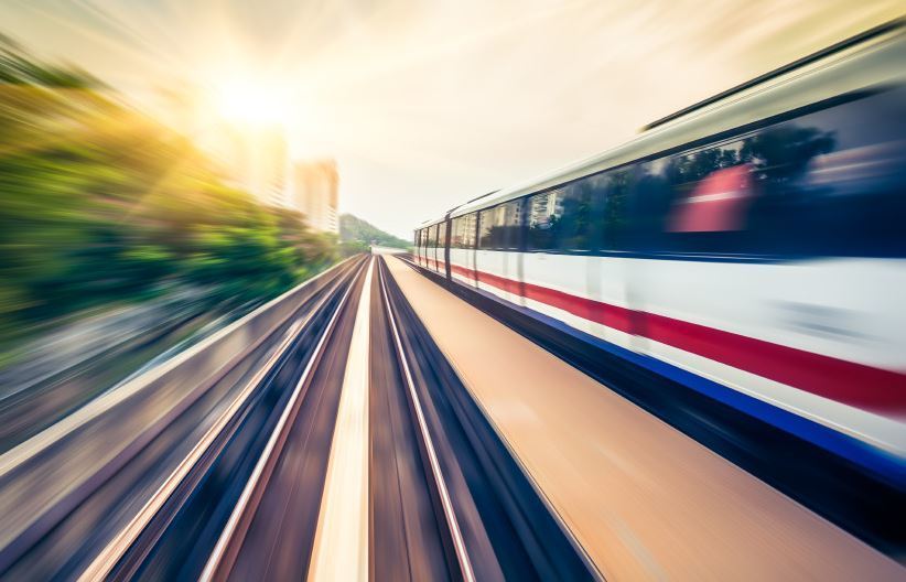 Imagen de un tren en zona urbana