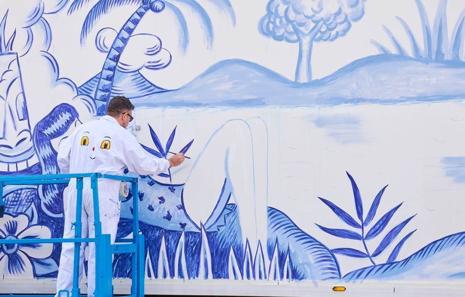 vimeo-player /></p><p>Detrás de la imagen simpática y mágica de su obra de arte se encuentra un pintor en mayúsculas que aún no se ha descubierto con todo su poder, es capaz de transmitir un universo de energía pictórica, sin tener que estar vinculado a una imagen figurativa o cualquier corriente, él brilla con su propia personalidad.</p><p> </p><p><img data-lazyloaded=