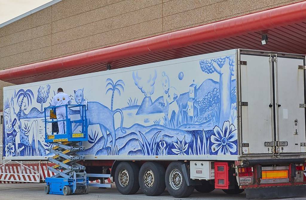  /></p><p><strong>¿Cómo se acercó a la recepción de una obra como esta, en la que el espectador la encuentra en lugar de buscarla y que no «circula» a través de los canales de arte habituales?</strong></p><p>Me encanta la idea de que es la obra de arte que encuentra al espectador por sorpresa y por casualidad en los lugares más inesperados.</p><p>Me parece interesante que lo primero que percibimos es el sentimiento de algo tradicional y familiar para nosotros, pero si lo miras, vemos que la iconografía utilizada no es lo que solemos ver en los mosaicos tradicionales, sino un estilo surrealista y poético. con un toque de humor, en un ambiente retrofuturista, tropical, cósmico y mágico.</p><p><strong>¿Qué pasa con la naturaleza fugaz con la que se recibe?</strong></p><p>Muchas veces el impacto es mayor cuando no sabes muy bien lo que has visto, porque lo que recibes es más como una sensación abstracta. Por otro lado, me gusta el impacto que produce una primera sensación de fragilidad y delicadeza a partir de los dibujos realizados en porcelana, pero esta vez pintados con algo tan sonoro como un trailer.</p><p><strong>¿Cómo te acercaste a la escala? ¿Estabas acostumbrado?</strong></p><p>He realizado trabajos en gran formato, aunque no es frecuente para mí, y por lo tanto no estoy acostumbrado … Al menos hasta ahora. Pero me encanta y estoy muy interesado en trabajar en gran formato, porque disfruto tanto el proceso como el resultado.</p><p><strong>¿Qué le ofrece este tipo de proyecto y qué cree que aporta al proyecto?</strong></p><p>Me abre nuevas posibilidades. Puedo traer mi idioma y mi universo.</p><p><strong>¿Por qué es interesante un proyecto como TruckArtProject?</strong></p><p>Es una muy buena idea. Es un placer participar en este proyecto.</p><p> </p><p><iframe data-lazyloaded=