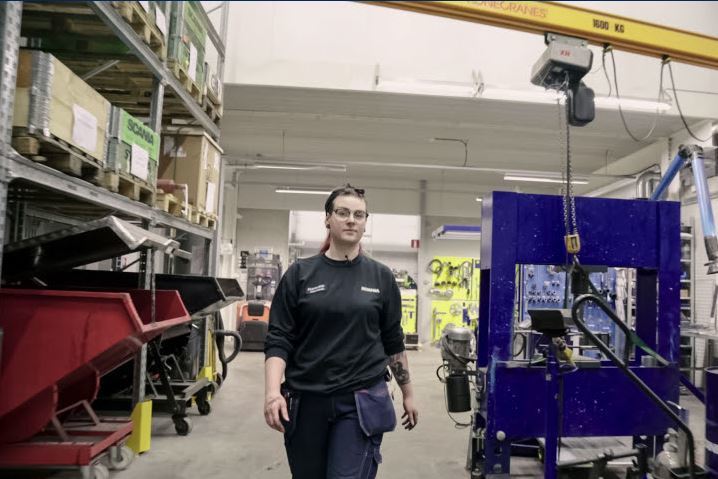 Imagen de una de las empleadas en el servicio técnico de Scania