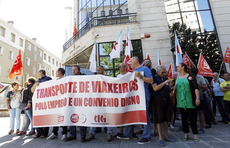 GRA083. FERROL, 04/07/2017.- Los trabajadores del transporte, en huelga, concentrados esta mañana ante el edificio administrativo de la Xunta de Galicia, ha sido calificada por CC.OO como "masiva" en la provincia de Lugo EFE/Kiko Delgado