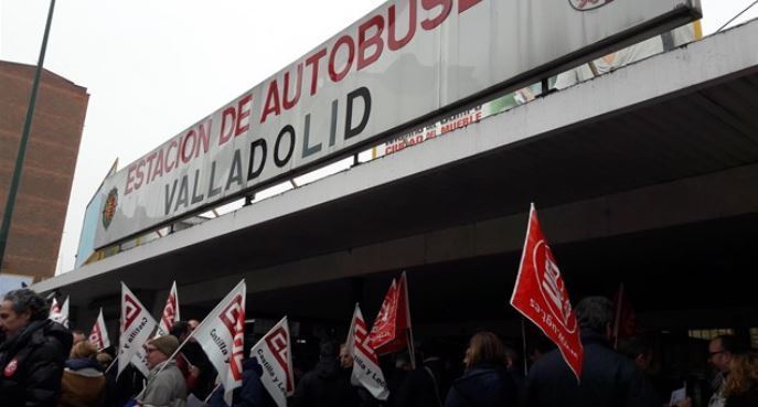 Manifestación de los trabajadores en la estación de autobuses de Valladolid