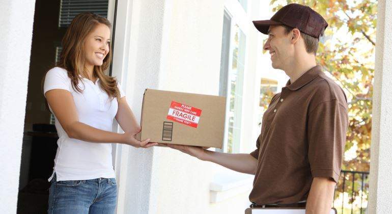 Entrega de un paquete por un trabajador de UPS