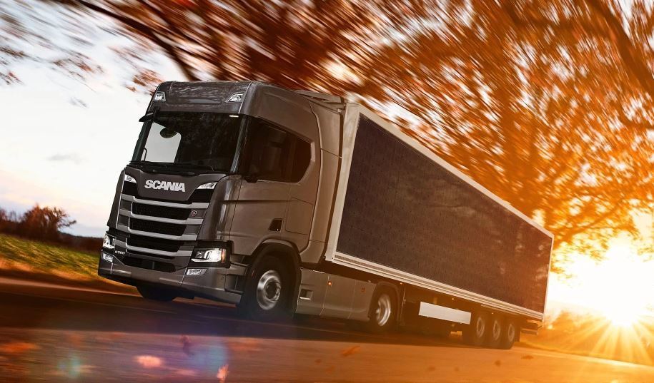 Imagen del camion Scania con el remolque con paneles solares