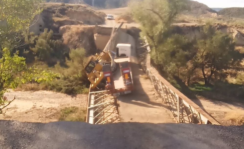 Imagen de Se hunde un puente de hierro al pasar un camión que transportaba más peso del permitido