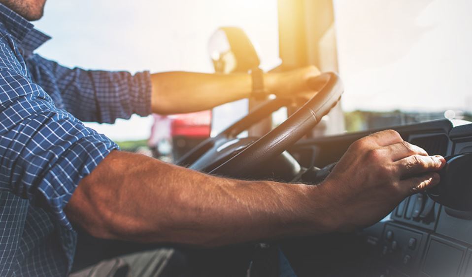Camionero en la cabina del camión