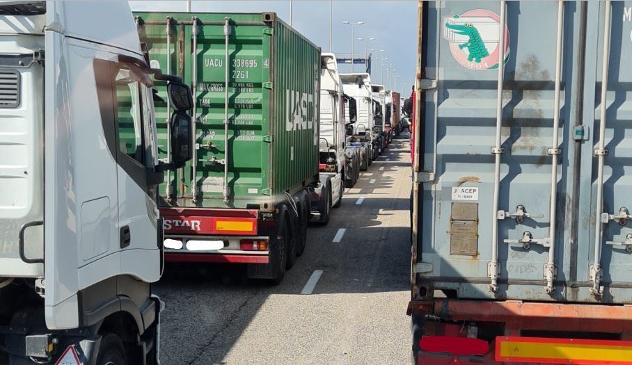 Seguirán las colas de camiones en el Puerto de Valencia