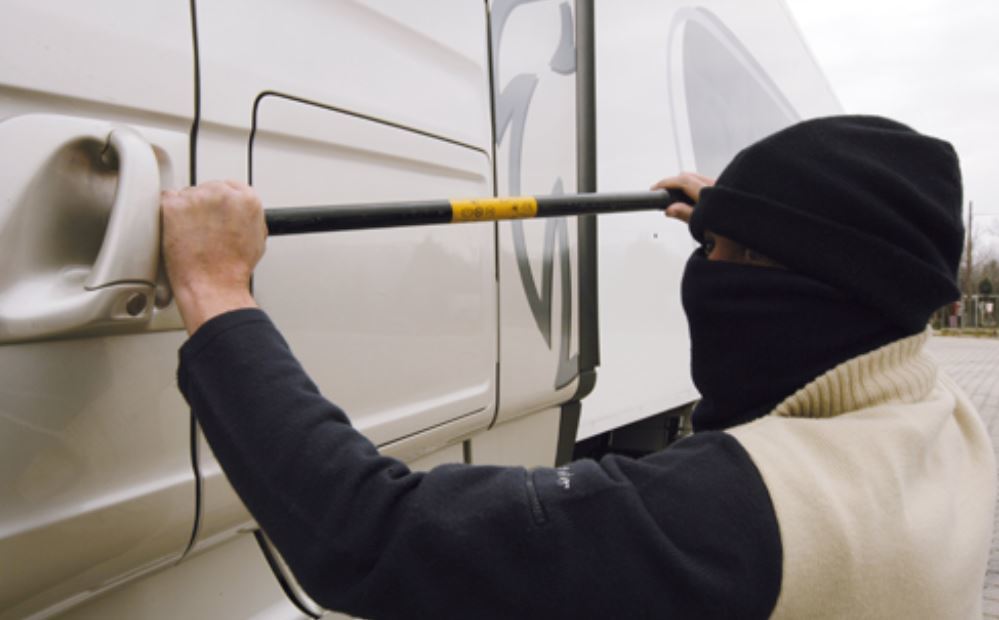Un ladrón robando un camión sin seguridad para el conductor y la carga