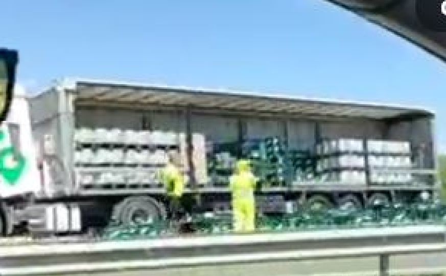 Imagen de la pérdida de la carga de un camión en la AP-7