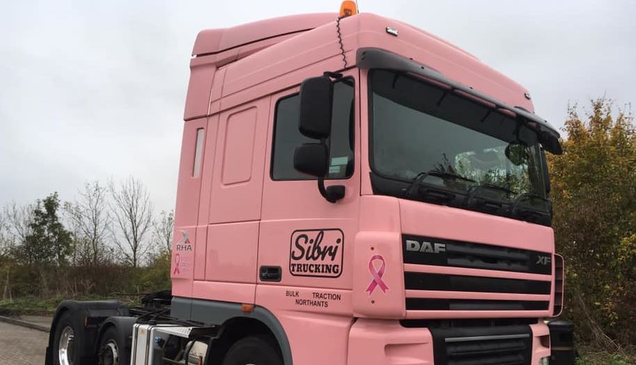 Sibri Trucking ayuda a crear conciencia sobre el cáncer de mama con su DAF