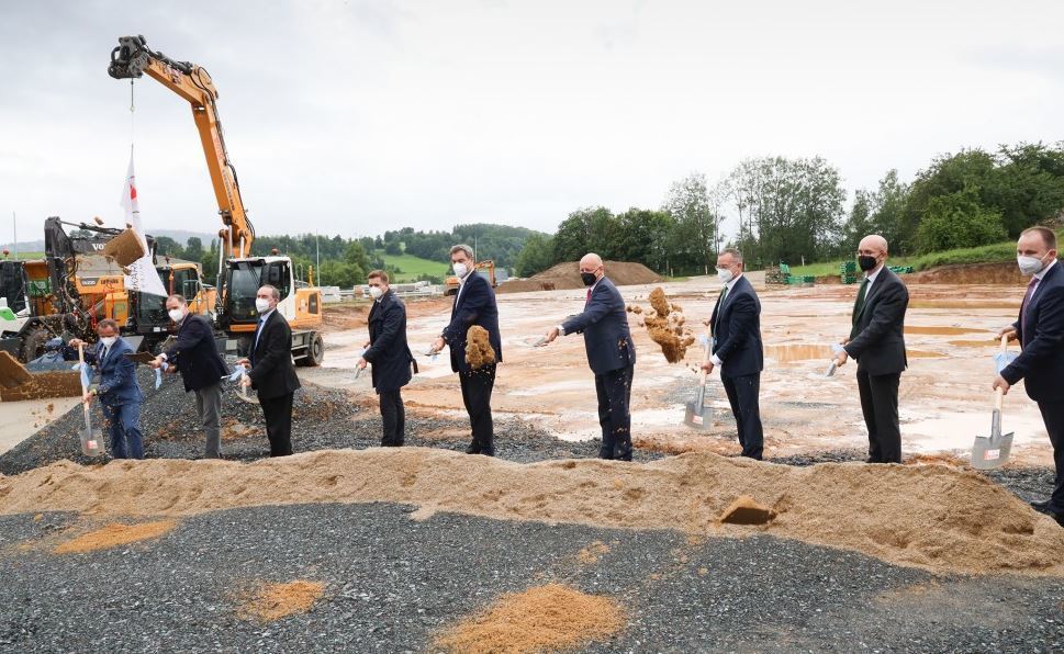 Imagen de la puesta de la primera piedra de la planta de Siemens