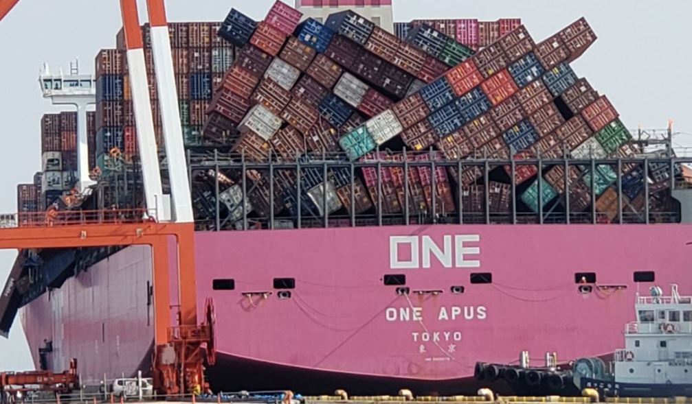 El portacontenedores ONE Apus en el puerto de Kobe