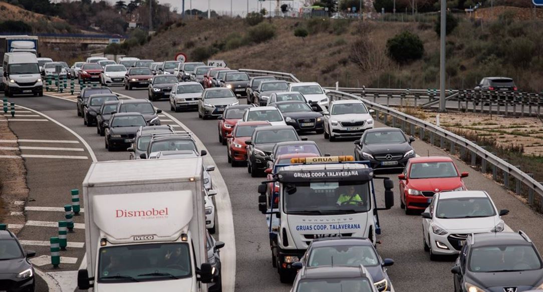 Imagen de Siniestros viales y tráfico intenso complican las carreteras al inicio de la II Fase de Navidad