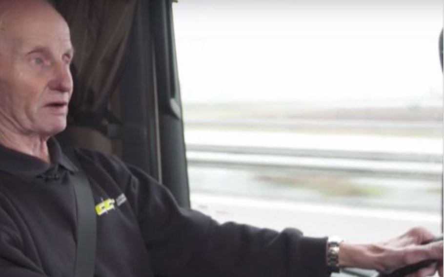 Un camionero en edad de jubilación