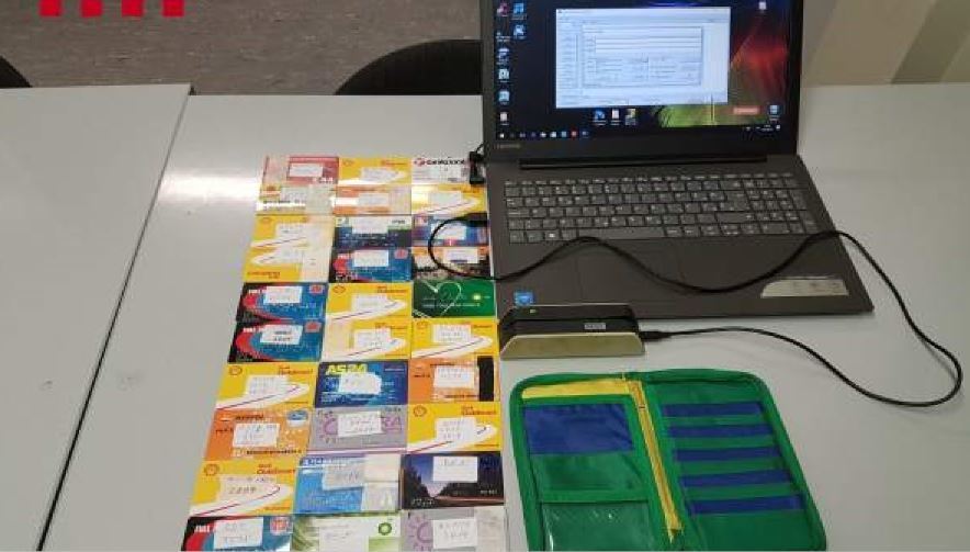 Imagen de las tarjetas clonadas y un ordenador
