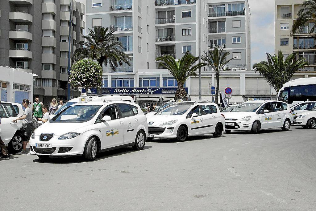Taxistas esperando clientes