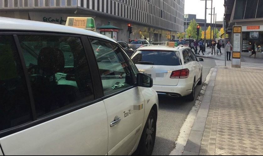 Dos taxis en una parada de Pamplona