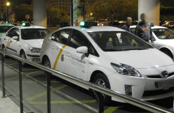Taxis en el aparcamiento del aeropuerto en Sevilla.