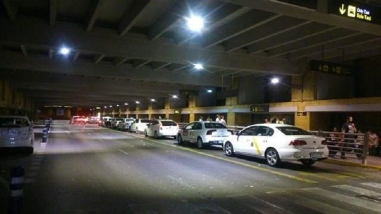 Un taxi aparcado en el aeropuerto de Sevilla