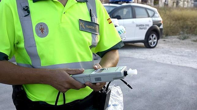 imagen de un Guardia Civil en un control de alcoholemia