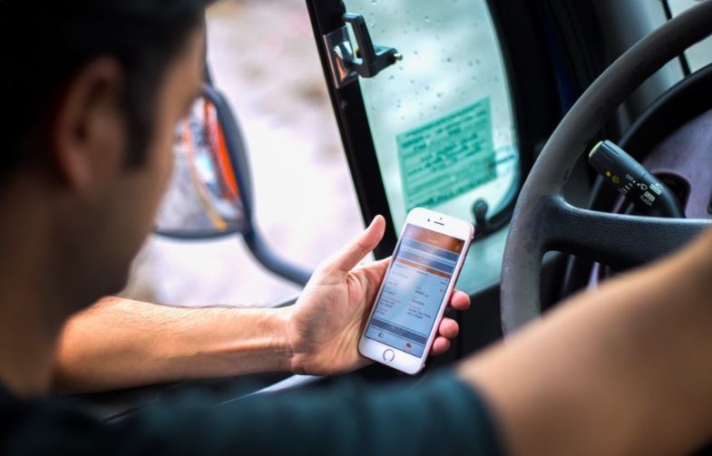 Imagen de un camionero con el telefono