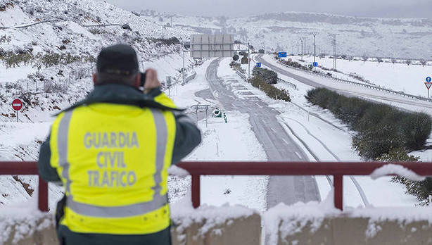 Un agente de la Guardia Civil durante el temporal de nieve. Archivo.