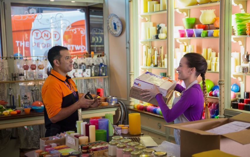 Entrega de un paquete por una trabajadora de FedEx
