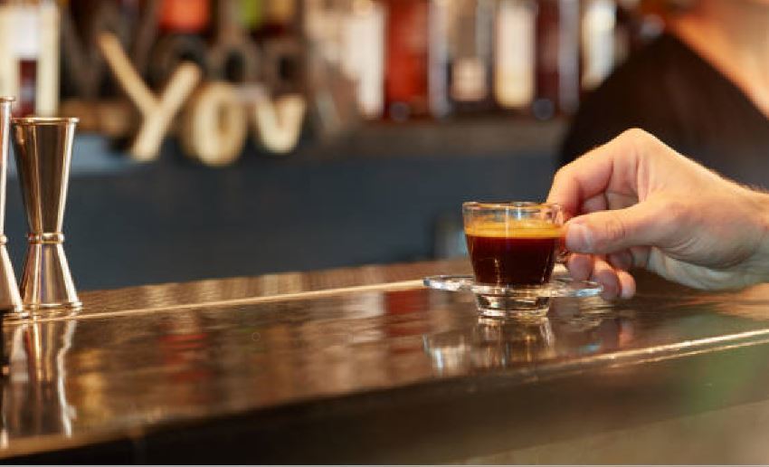 Tomar un café en la barra de un bar