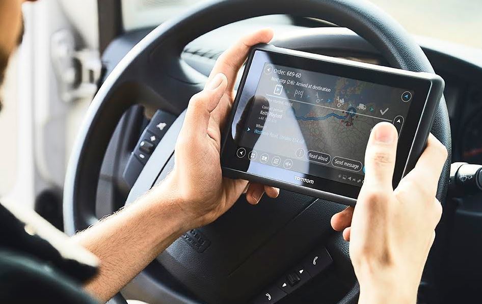 Un conductor utilizando un gps