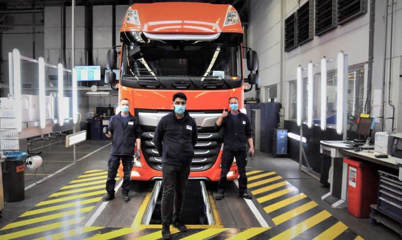 Trabajadores de una de las fábricas de DAF con mascarilla