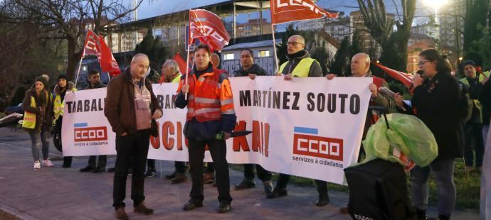 Trabajadores de Souto, concentrados frente a PSA-Vigo.
