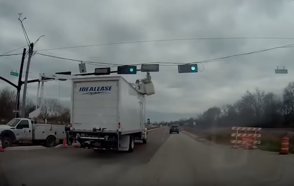 Momentos antes de impactar contra la cesta de la grúa
