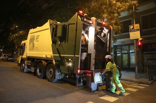 BARCELONA 14 07 2014 SOCIEDAD REPORTAJE SOBRE LOS RUIDOS EN BARCELONA EN LA FOTO UN CAMION DE BASURA EN LA CALLE ESCORIAL CON PROVIDENCIA DEL BARRIO DE GRACIA FOTO ELISENDA PONS