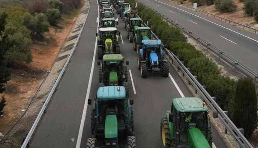 Imagen de tractores en una autovía
