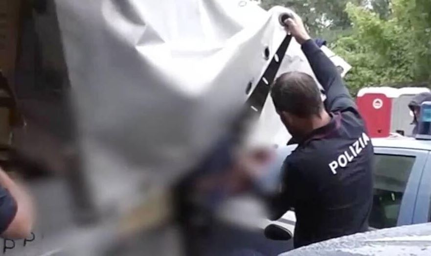 Imagen de uno de los camiones detenidos con inmigrantes