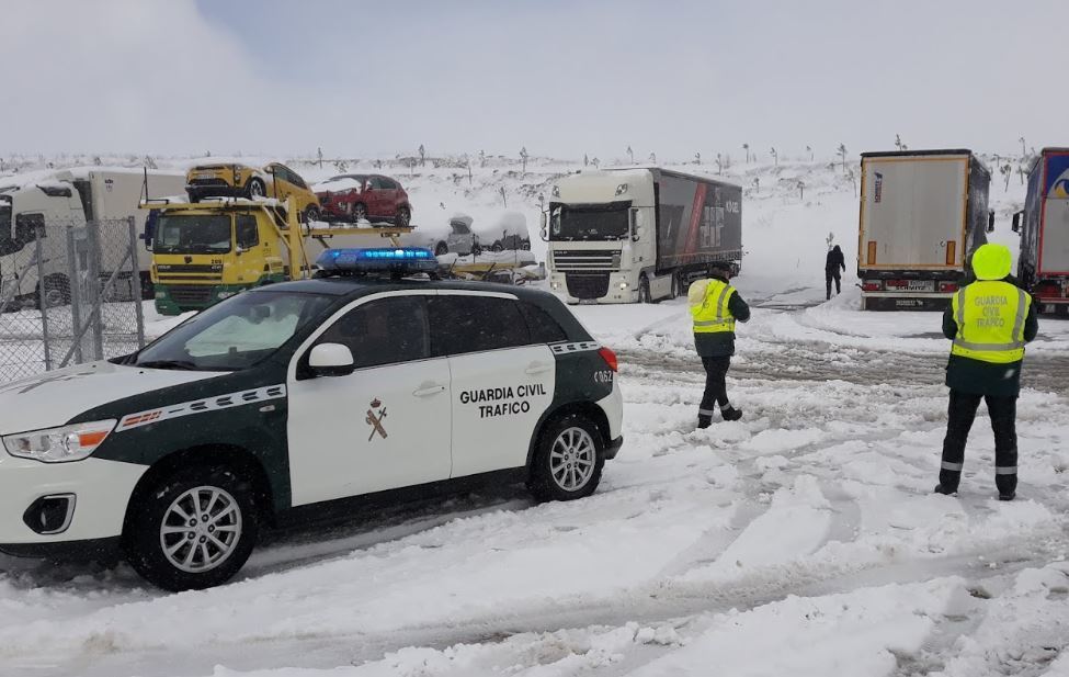 Imagen de los camiones parados por la nieve