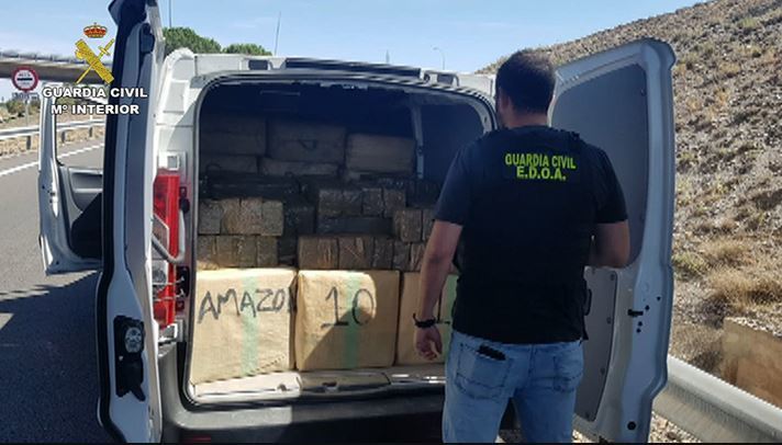 Incautación de una de las furgonetas con hachís