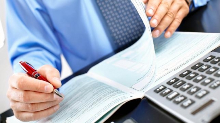 Un funcionario realizando un trámite administrativo