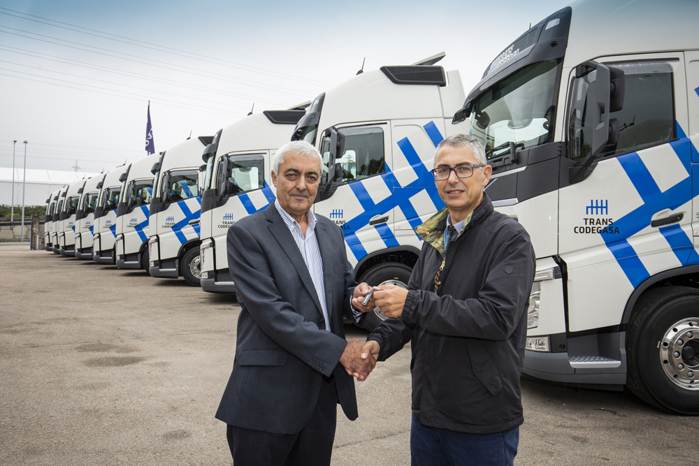 Imagen de la entrega de los camiones Volvo