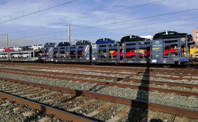 Vagones de Transfesa Logistics transportando coches de Volkswagen