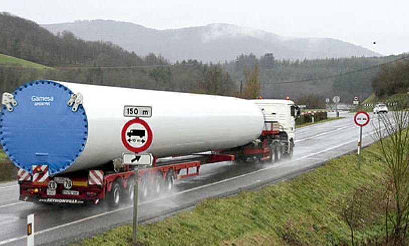 Imagen de un transporte especial por la N-240
