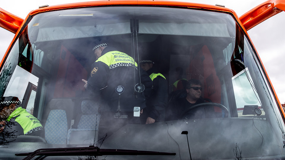 Imagen de archivo de varios policías locales revisando un autobús en Pamplona. IÑIGO ALZUGARAY