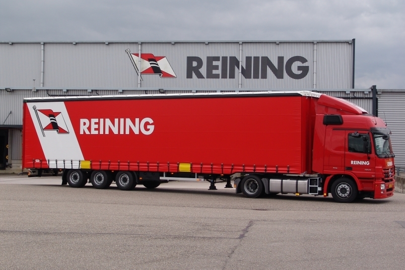 Camion de transportes Reining en la sede de la empresa.