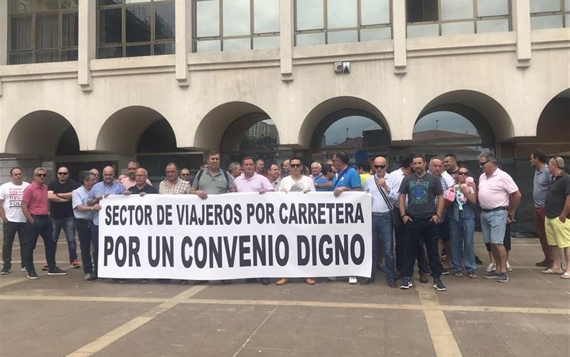 Concentración en la plaza de las Estaciones de Santander